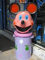 Ecuador: decorative garbage can, mouse